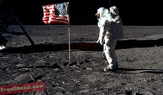 Det ikoniske bildet av Buzz Aldrin med det amerikanske flagget sirklet rundt kloden umiddelbart etter utgivelsen i juli 1969 og har blitt brukt til alle slags formål siden den gang. Månelandingsnektere så det som bevis på at landingen ble filmet på jorden, fordi flagget ser ut til å vinke i vinden.