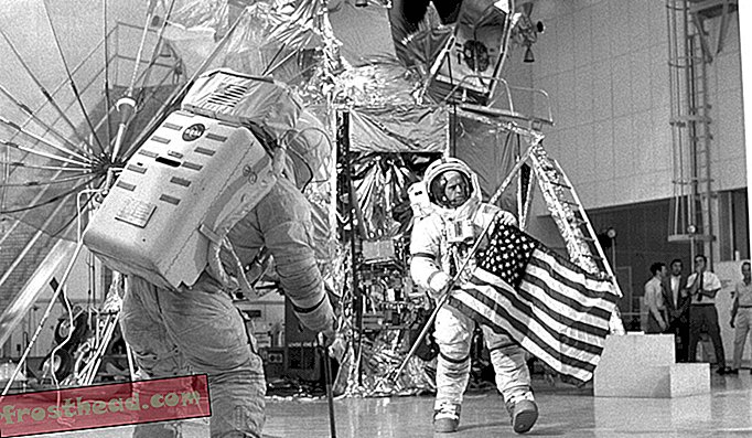 Mens Apollo-bilder (over: Apollo 14-mannskapet trener for deres månemisjon, 8. desember 1970), dokumenterte innsatsen grafisk detaljert, brukte bruken av det samme bildet for å reise spørsmål om hele bedriften, skriver Launius, 