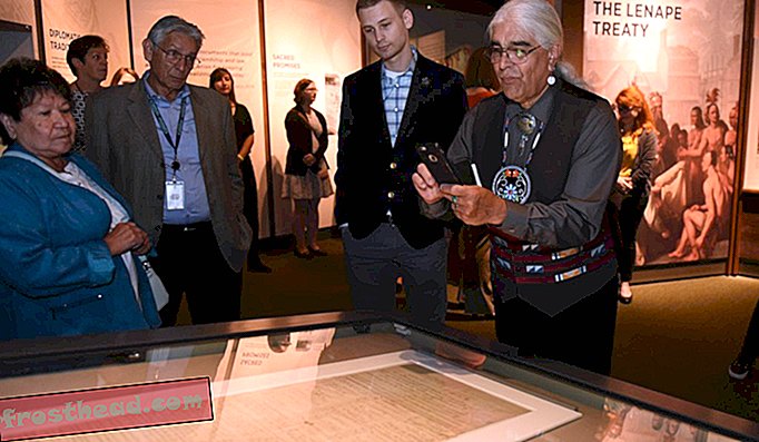 Le papier fragile est volontairement sous une lumière tamisée et est emballé dans une boîte semblable à celle utilisée pour afficher la Constitution. C’est «destiné à montrer à la fois leur importance et le respect que nous devrions avoir pour les traités», déclare le directeur du musée, Kevin Gover (Pawnee).