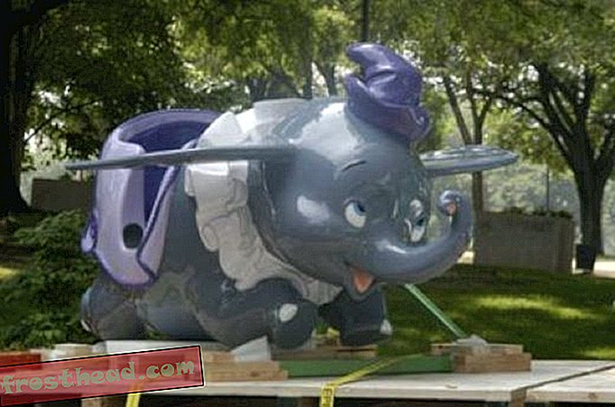 מאמרים, בסמיתסוניאן, בלוגים ברחבי הקניון - חוגג 55 שנות דיסנילנד עם דמבו הפיל המעופף