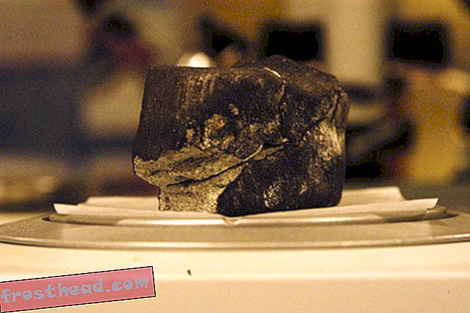 El meteorito de Lorton se rompió en el impacto, dejando una pequeña vista en su interior.