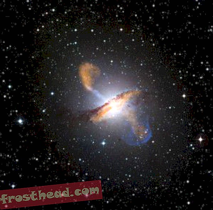 Черная дыра в центре Центавра. Галактика извергает струи газа наружу.
