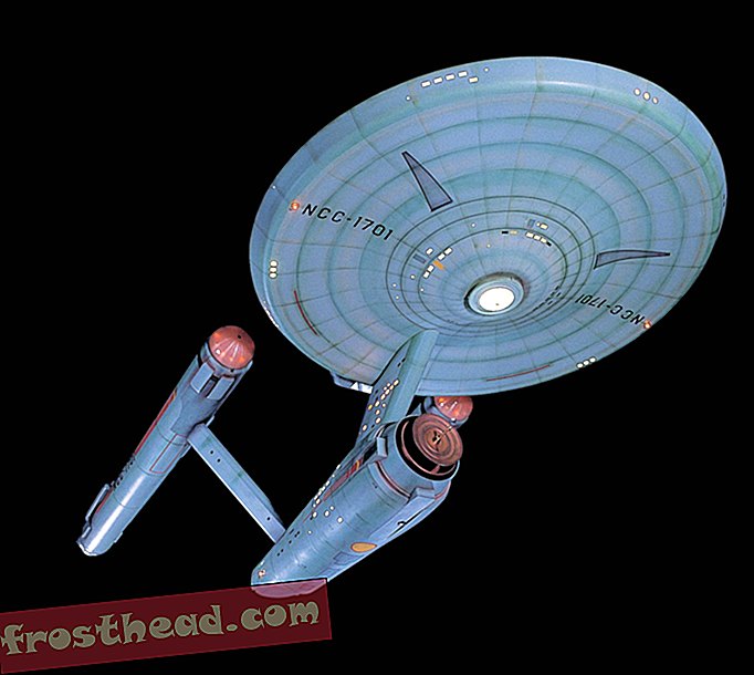 статии, в smithsonian, блогове, около мола - Колко голямо е Starship Enterprise?