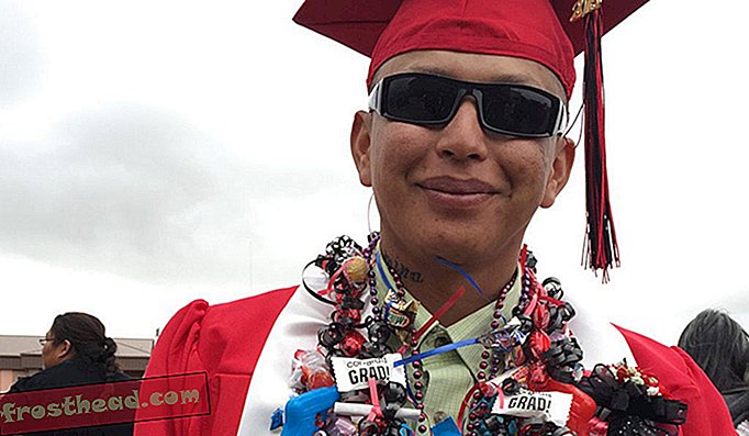 Graduan Fernando Yazzie selepas majlis itu di Navajo Technical University.