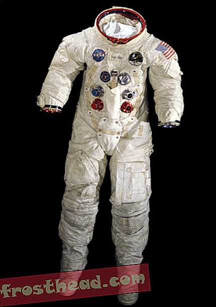 artikelen, bij de smithsonian, uit de collecties, geschiedenis, Amerikaanse geschiedenis, innovati - Smithsonian zet een gigantische stap met zijn eerste Kickstarter-campagne om het behoud van het ruimtepak van Neil Armstrong te financieren