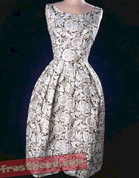 Este vestido chique foi feito pela Sra. G. R. (Dorothy) Geral de Caldwell, Kansas, em 1959.
