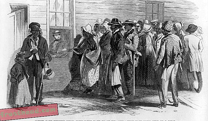 אפריקאים-אמריקאים התכנסו מחוץ ללשכת החופש בריצ'מונד, וירג'יניה, 1866