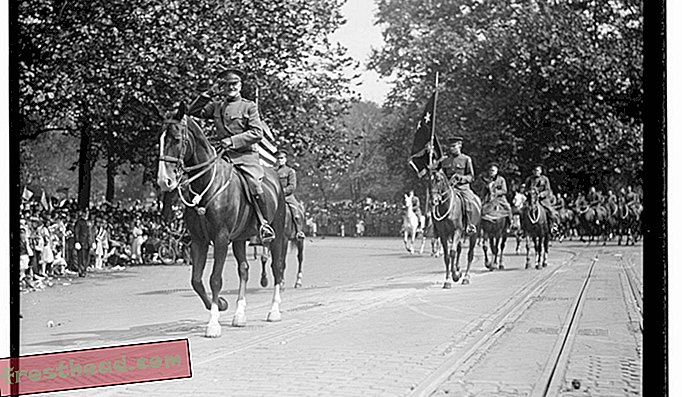 Το Pershing οδήγησε στο κεφάλι αυτού του στρατεύματος, ακολουθούμενο από άλλους ανώτερους Αμερικανούς αξιωματικούς, το συγκρότημα και στη συνέχεια το προσωρινό σύνταγμα.