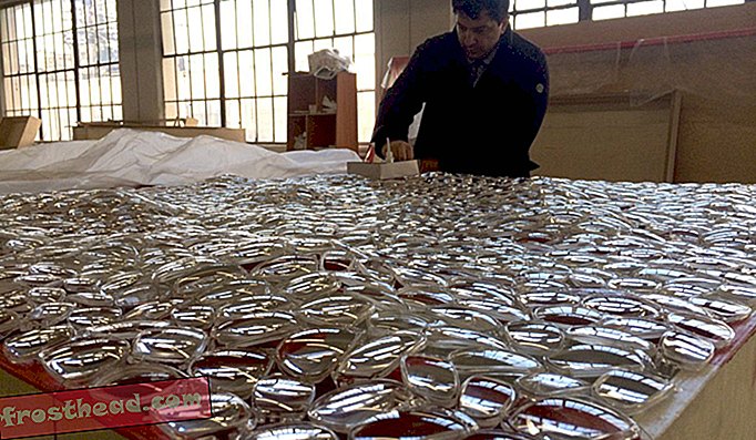 ダトゥナは約2, 000のレンズを使用して作品を作りました。