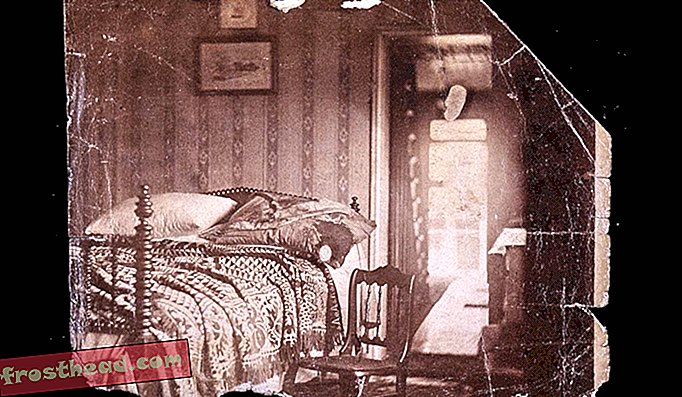 Този винтидж принт показва леглото и спалното бельо в спалнята на Petersen House, където почина Линкълн. Снимката е направена в деня след убийството от двама пансиони на Petersen House, братя Хенри и Юлиус Улке.