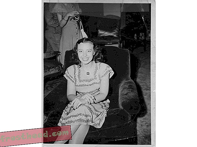 אתל גלגן בן 25 מדגמן את יהלום התקווה במסיבה של אלין מקלין ב -1944