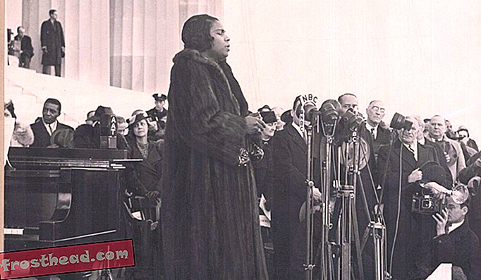Stojeći pred mnogim mikrofonima, Marian Anderson (gore: Robert S. Scurlock, 1939., detalj) pjevala je s stepenica Lincolnovog memorijala pred 75.000 ljudi.