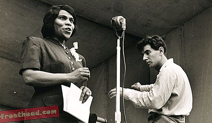 På New York Citys Lewisohn Stadium optrådte Anderson (ovenfor af Ruth Orkin, 1947, detaljer) sammen med Leonard Bernstein.