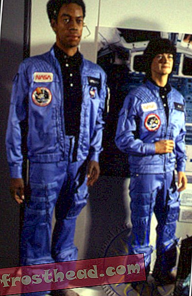 Odijelo za let Sally Ride, uz ono drugoga pionirskog astronauta, TK, prvog afroamerikanca u svemiru. Fotografirao Eric Long, ljubaznošću Nacionalnog muzeja zraka i svemira Smithsonian.