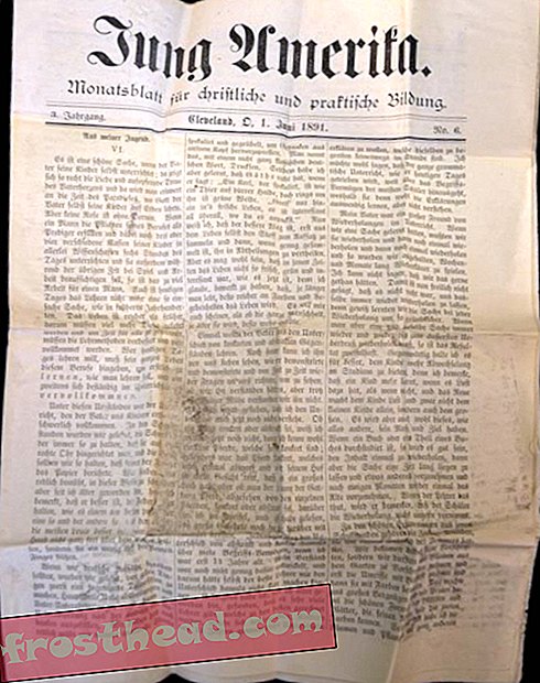 Grissom menemukan koran berbahasa Jerman ini
