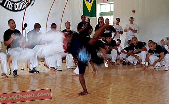 članki, na smithsonian, blogi, okoli nakupovalnega središča - Capoeira: ples, igra ali boj?