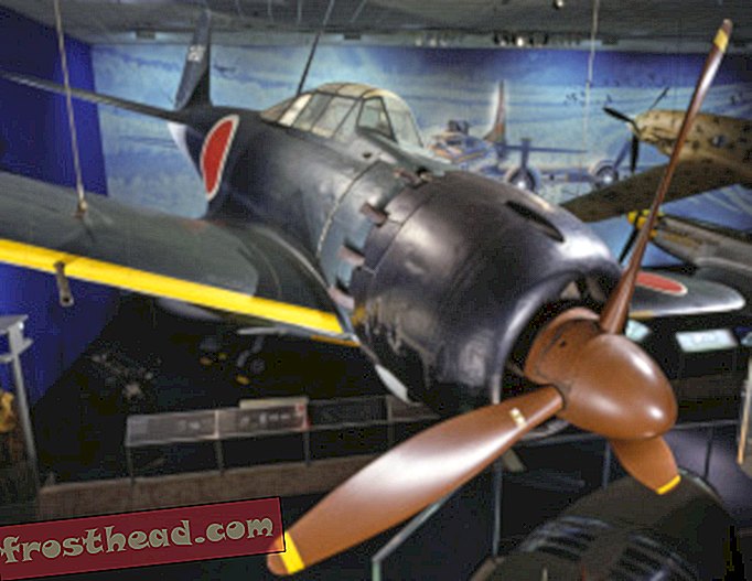 מיצובישי A6M5 אפס מוצג בגלריה של מלחמת העולם השנייה, מוזיאון האוויר והחלל הלאומי. צילום: אריק לונג / NASM.