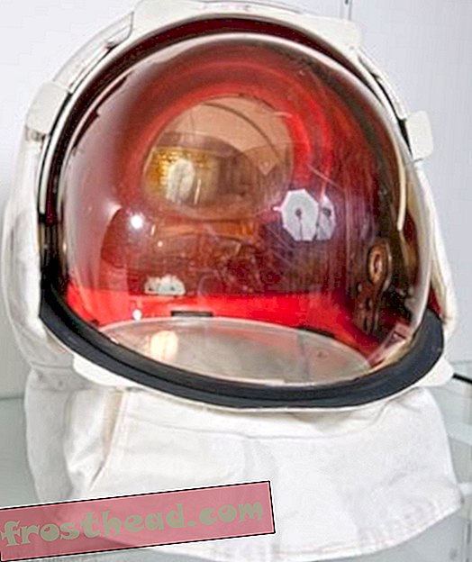 Un accesorio simple ayudó a proteger Armstrong contra la radiación solar