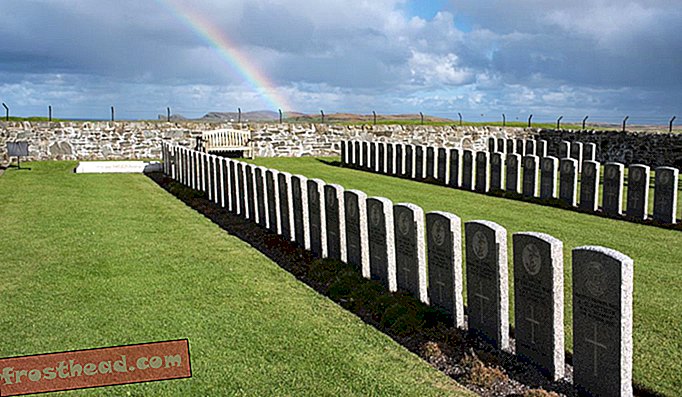 Kuburan di Pulau Islay menghormati yang jatuh.