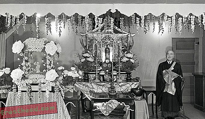 Jepun-Amerika Rinban Kankai Izuhara di altar di gereja Buddha di Heart Mountain.
