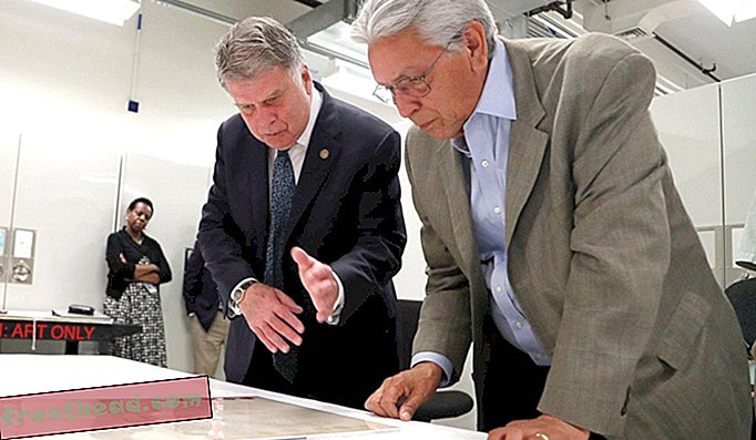 Arhivistul Statelor Unite ale Americii, David Ferriero, și directorul muzeului indian american, Kevin Gover, examinează ultimele completări