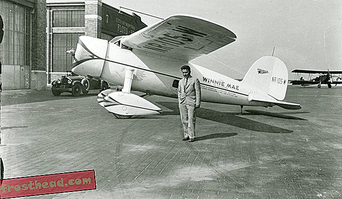 Авиатор Вилеи Пост под крилом Винние Мае-а (1933).