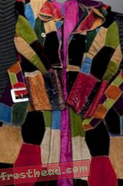 जिमी हेंड्रिक्स ने कई रंगों का एक कोट पहना था