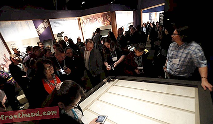 Smlouva je nahlížena za slabých světelných podmínek pro ochranu na výstavě muzea