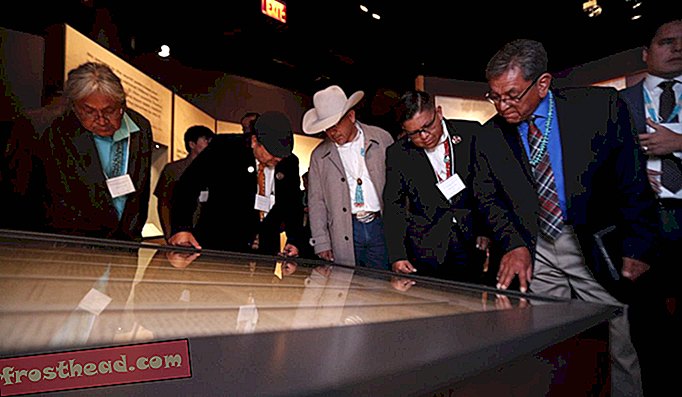 条約は、ナバホ族の100人近くの市民のグループの前に、2018年2月20日に博物館で発表されました。