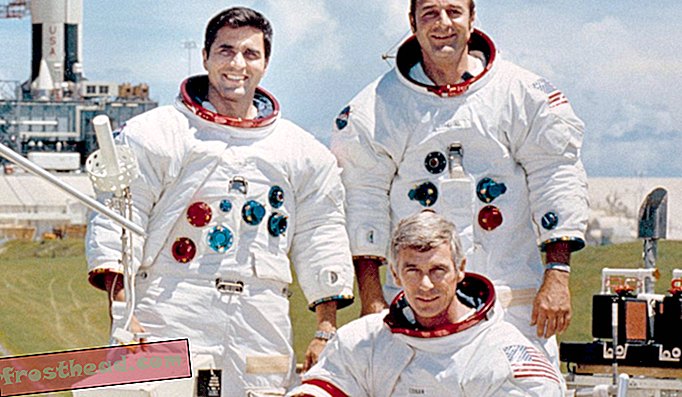 Awak Apollo 17. Searah jarum jam dari kiri: Pilot Modul Lunar Harrison Schmitt, Pilot Modul Komando Ronald Evans, Komandan Eugene Cernan.
