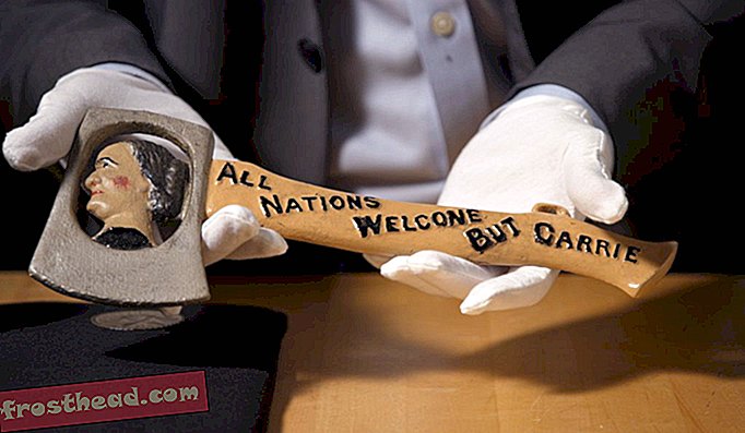 Sebuah kapak besi tuang yang mengepalai pemimpin pemalasan lama Carrie Nation-dikenali untuk menyerang barbar dengan hatchet-diadakan di koleksi Smithsonian National Museum of American History.