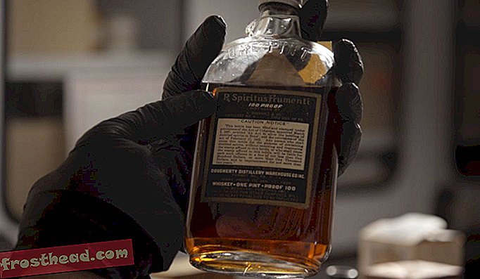 Pendant la prohibition, les médecins ont prescrit du whisky; cette bouteille réside dans les collections Smithsonian.