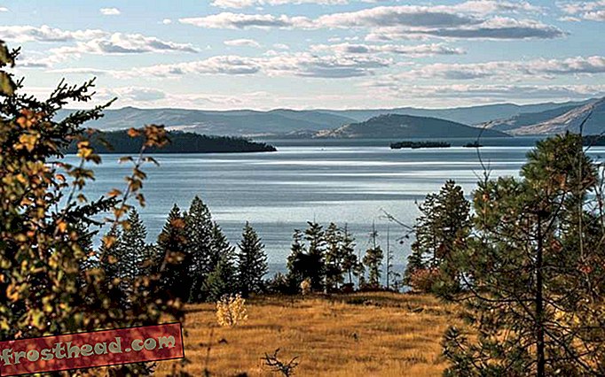 Een zicht op Flathead Lake vanaf de oostelijke oever, tussen Finley Point en Yellow Bay.