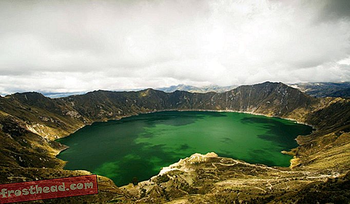 Άποψη μιας λιμνοθάλασσας με πράσινο νερό. Quilotoa, Cotopaxi, Εκουαδόρ