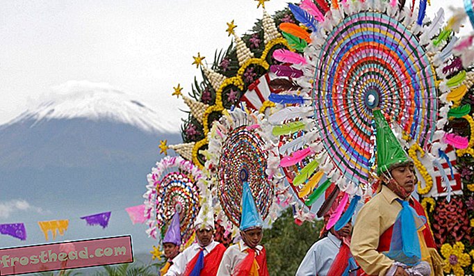 Penari mengambil bagian dalam festival Huey Atlixcayotl, di mana orang berkumpul untuk merayakan di sekitar San Miguel di Atlixco, di negara bagian Puebla. Setiap tahun festival Huey Atlixcayotl, yang berasal dari Nahuatl, berkumpul dengan perwakilan delegasi dari sebelas wilayah budaya di negara bagian Puebla.