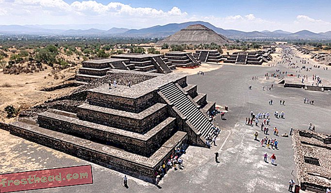 Pemandangan dari Piramida Bulan di Teotihuacan.