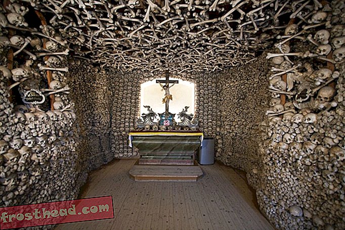 Cette belle chapelle de Czermna, en Pologne, est construite à partir de milliers d'os humains