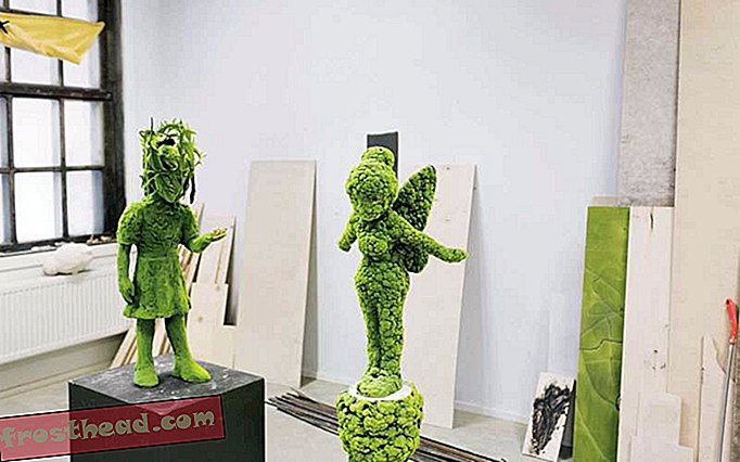 Esculturas de cerámica cubiertas de musgo por el artista Kim Simonsson.