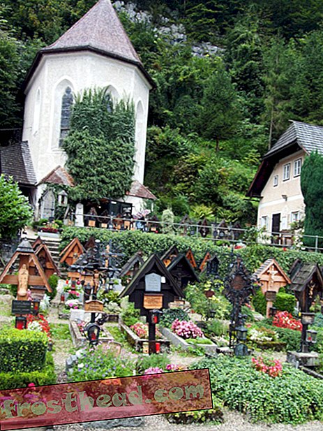 Este osario austríaco alberga cientos de calaveras elaboradamente pintadas a mano