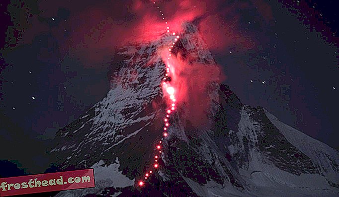 2015. aastal kandis mägironijate meeskond mäe küljel punaseid tulesid, tunnustades esimest tõusu, mis toimus 150 aastat varem.