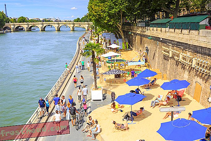 Paris apporte la plage au bord de la Seine