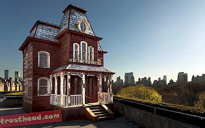 чланци, путовања, нас и Канада - Отворена реплика куће 'Психо' на крову музеја
