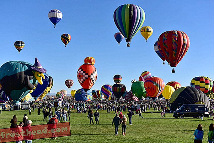 V največjem svetovnem festivalu balonov na vročem zraku se je nebo v Mehiki počilo z barvo