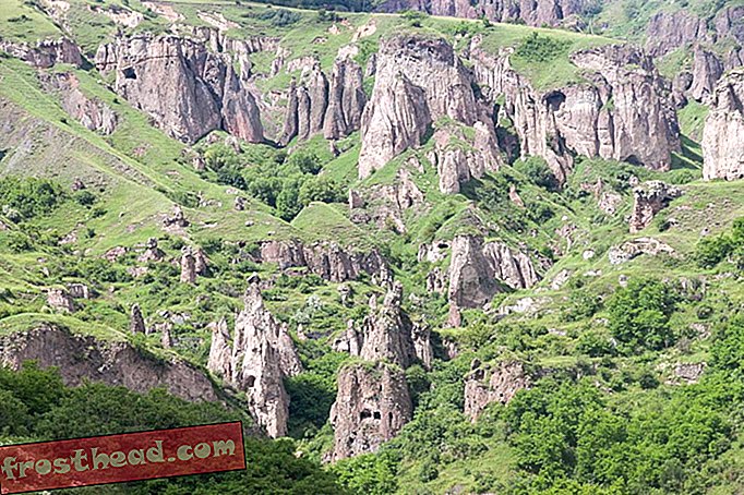 חקור עיר מערות עתיקה בארמניה