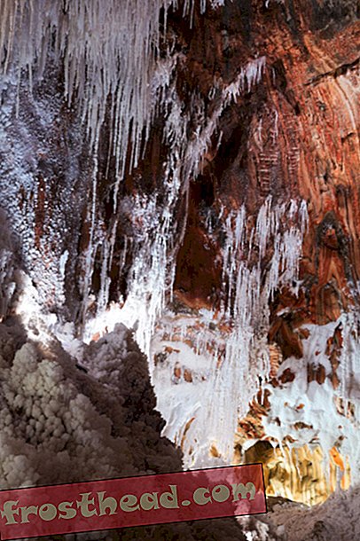 सफेद नमकीन stalactites के साथ गुफा