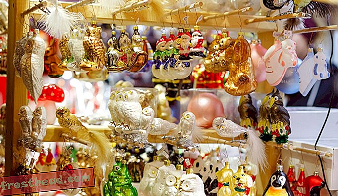 Auf einem deutschen Weihnachtsmarkt ausgestellte Ornamente