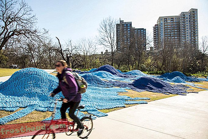 Ova masivna instalacija u parku Austin napravljena je od preko milijun nogu recikliranog konopa jastoga
