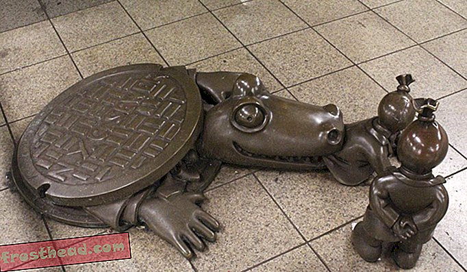Artistul Tom Otterness a creat peste 130 de sculpturi din bronz pentru o singură stație.