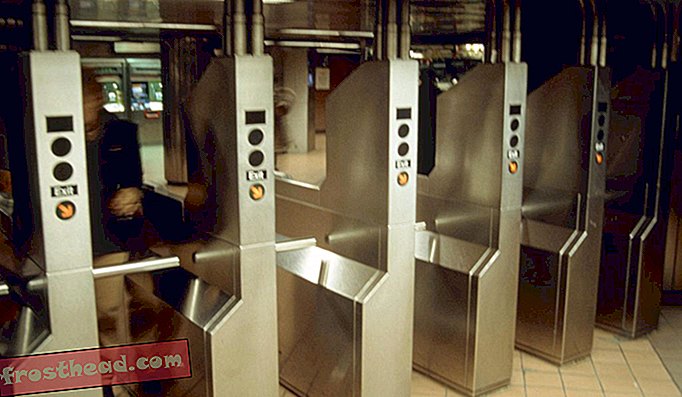 La un moment dat, suptul de jetoane de metrou din turnichete a fost un truc comun pentru a bloca o plimbare gratuită.