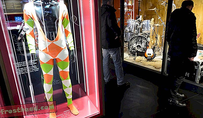 Bezoekers bekijken items die te zien zijn in de tentoonstelling 'The Studio Experience Montreux' in de oorspronkelijke Mountain Studios, die deel uitmaken van het Casino Barrière in Montreux. Een permanente tentoonstelling gewijd aan de Britse rockband Queen-zanger Freddie Mercury is geopend in Mountain Studios, waar de band tussen 1978 en 1995 zeven albums heeft opgenomen